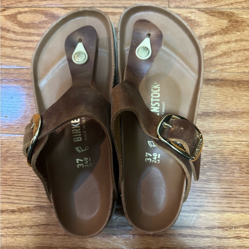 Birkenstock Gizeh Big Buckle
Oiled Leather - Cognac